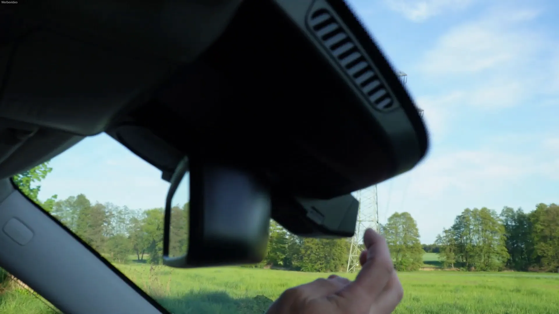 Dashcam Blende mit integrierter Kamera im Auto installiert