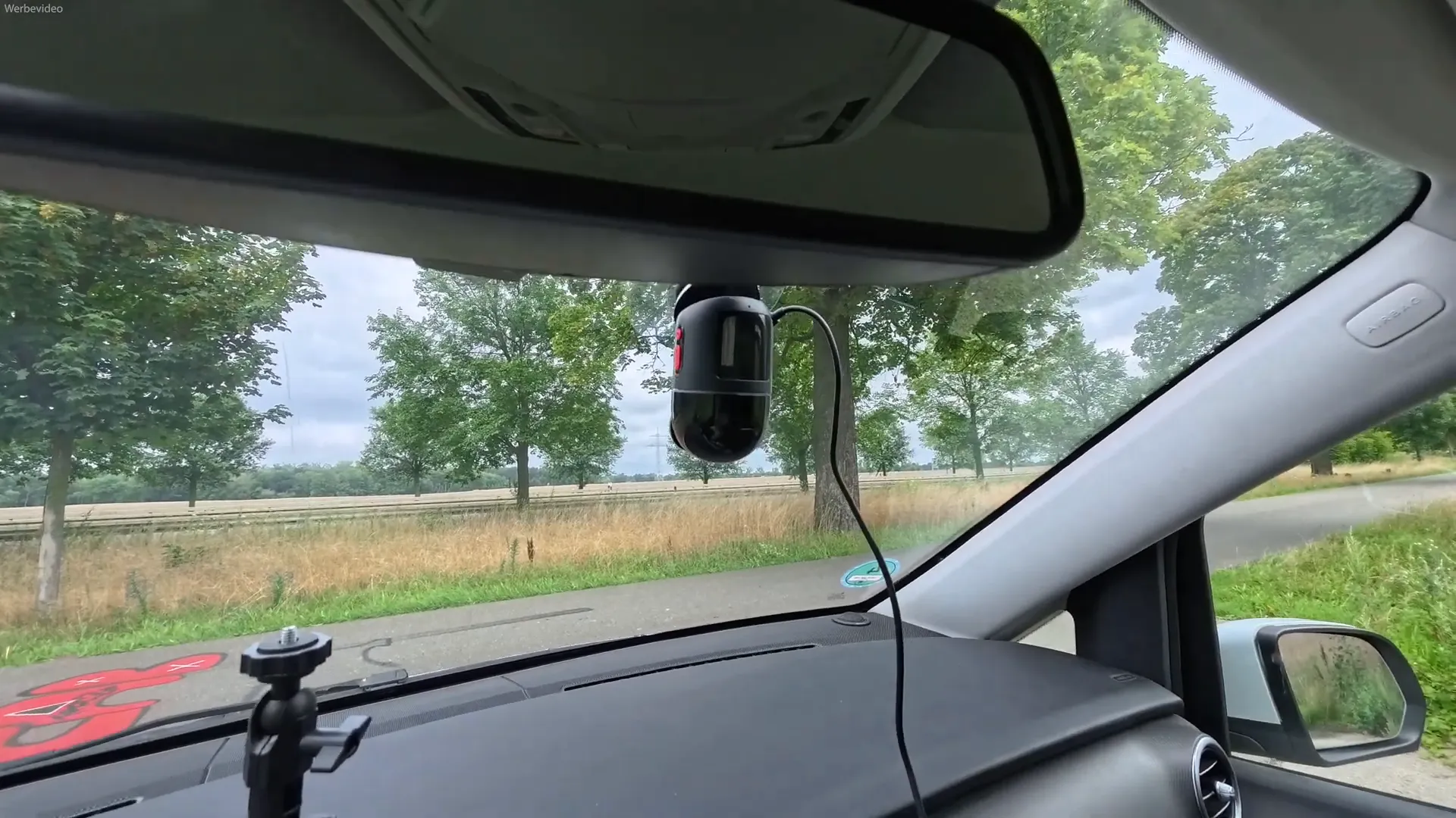 Omni 4K an der Scheibe, Kabelverlauf zur Steckdose