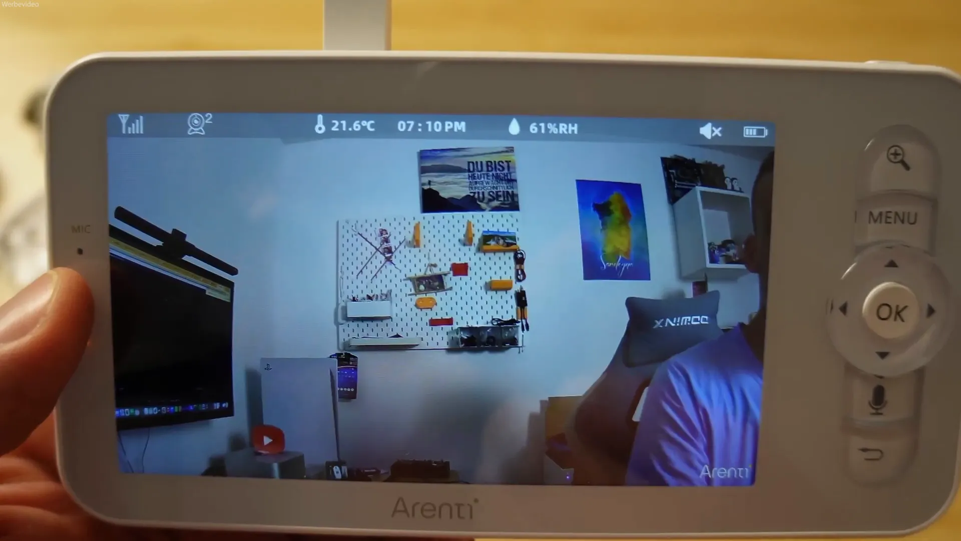 Der Monitor mit ausgeklappter Antenne und Bedienfeld