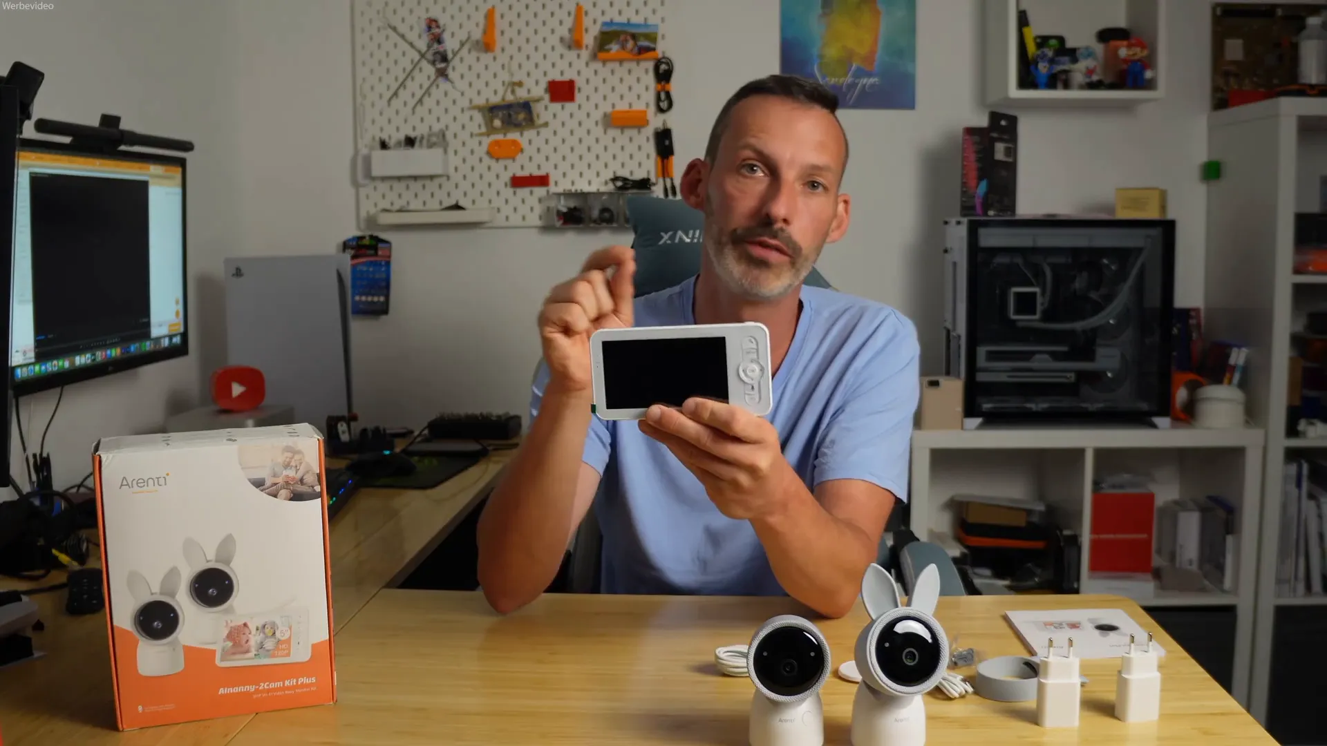 Zwei Kameras und das Monitor-Set auf dem Tisch