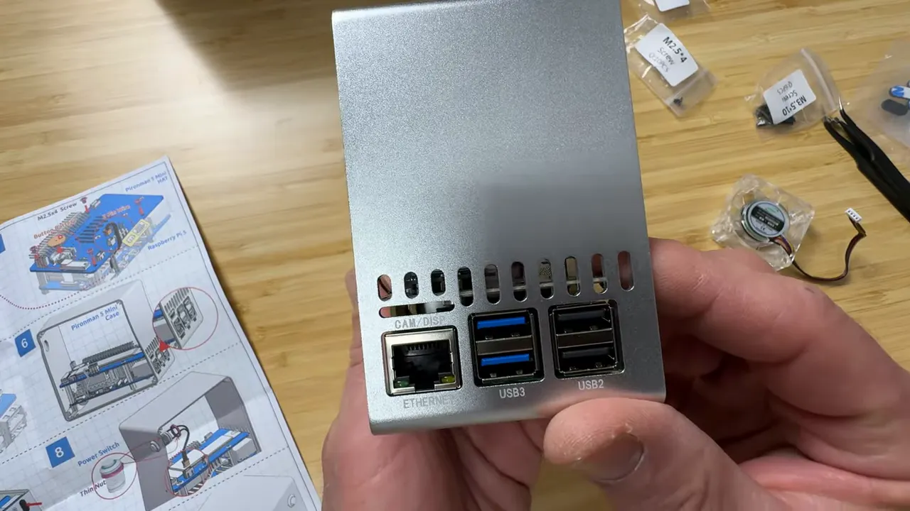 Fertiges Gehäuse: Vorderansicht mit Anschlüssen