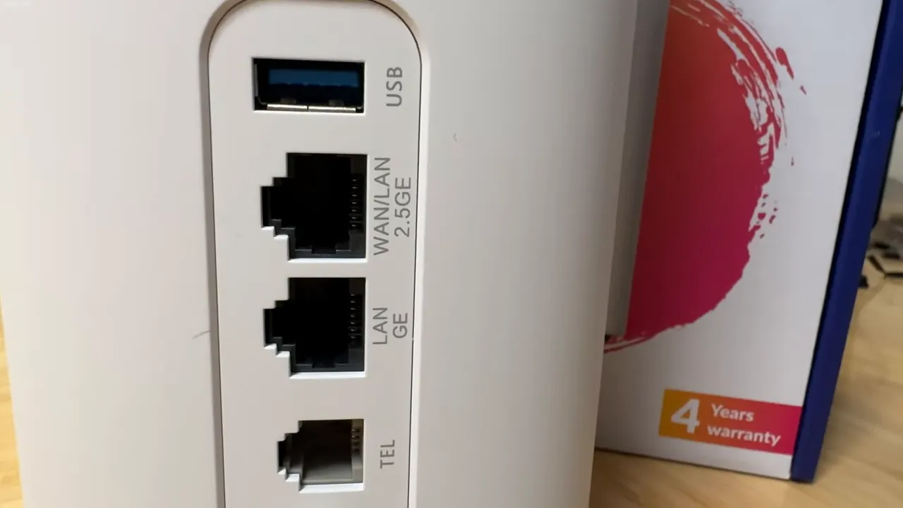 Rückseite des Routers mit LAN, RJ11 und USB-Anschluss
