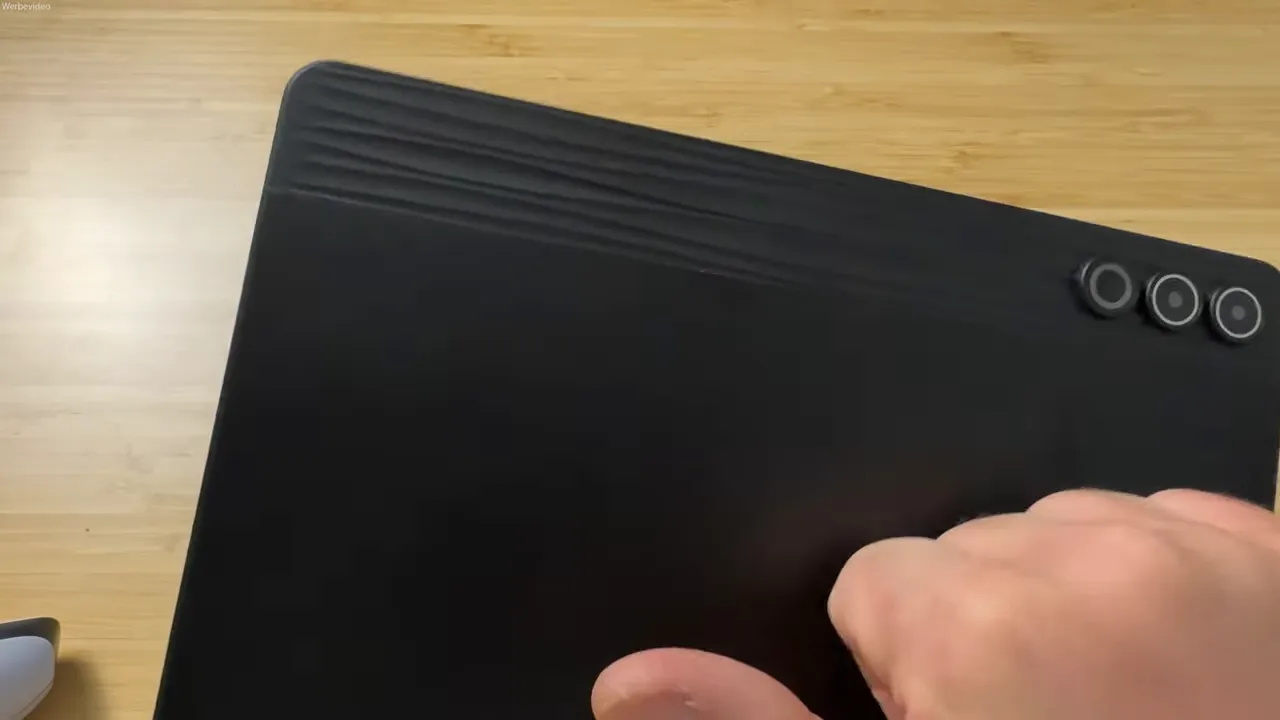 Ainmel Tablet von hinten, Oberfläche und Lautsprecher sichtbar