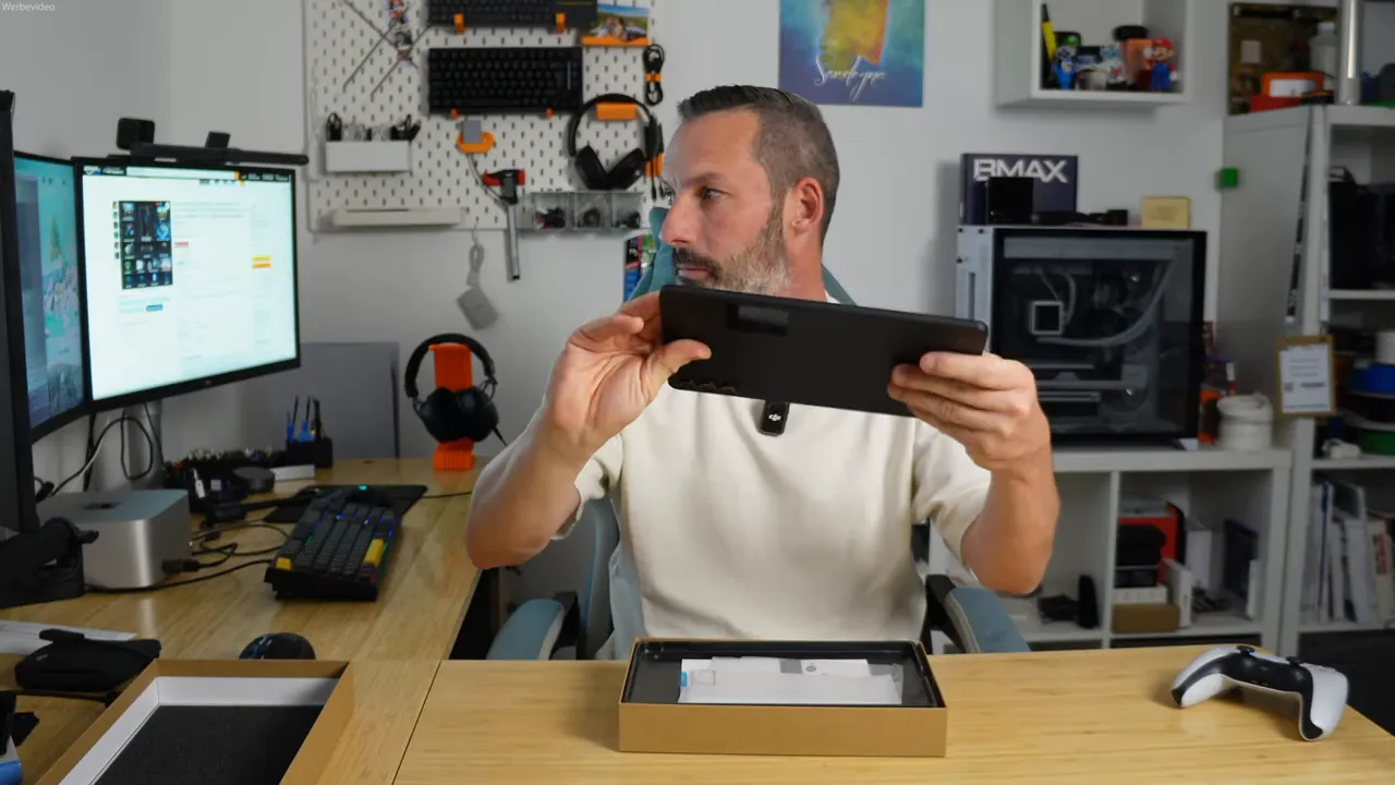 Unboxing des Ainmel Tablets, schwarzes Tablet in Verpackung