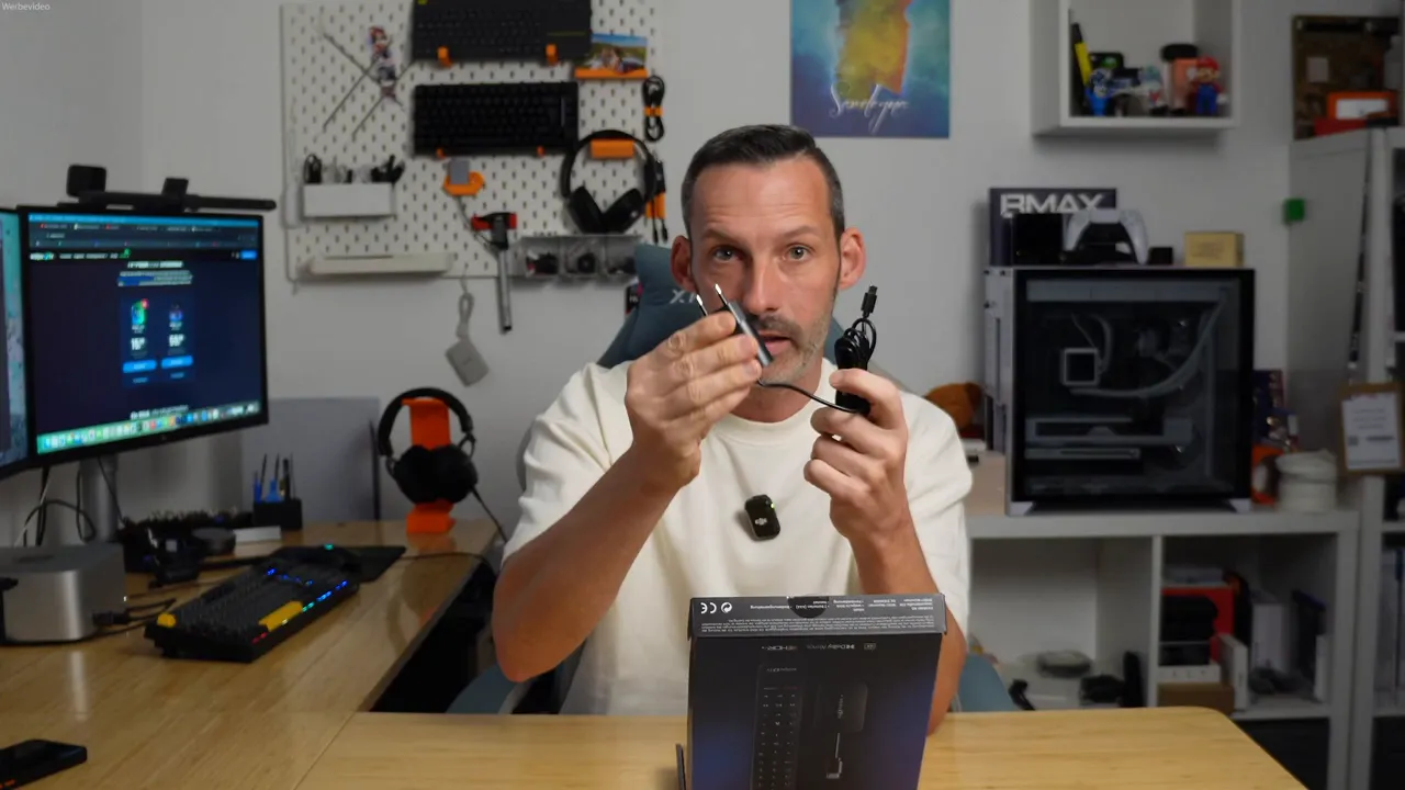 Waipu TV Stick im Unboxing neben USB-C Netzteil und Kurzanleitung