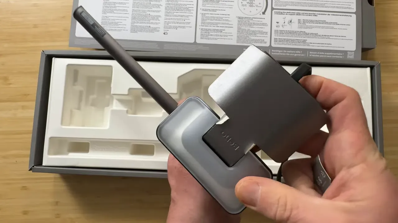 Halo 2 in der Hand: Aluminiumgehäuse und Rücklicht