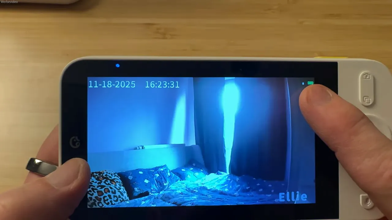 Ellie 5‑Zoll Monitor zeigt Nachtsicht des Bettes und Vorhangs mit Zeitstempel