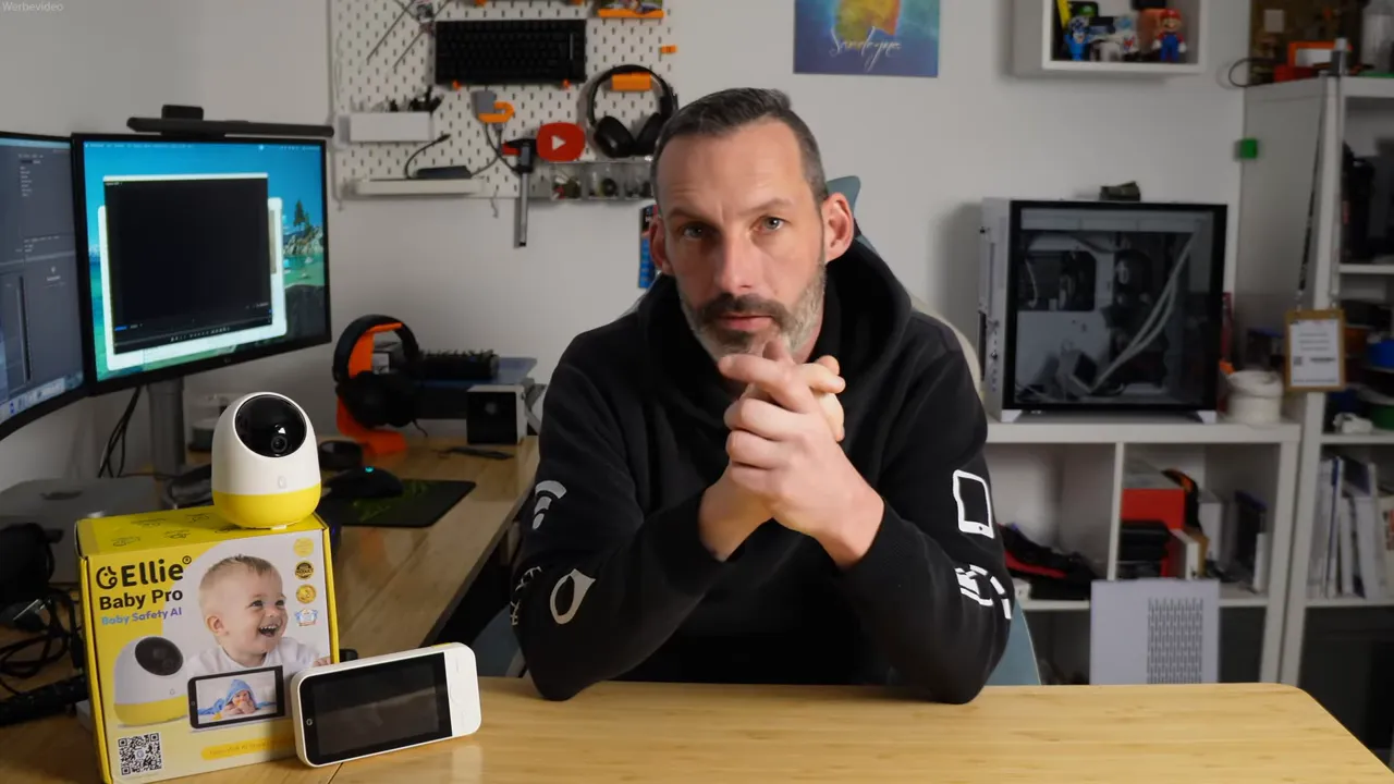 Ellie Babymonitor mit Kamera, Box und 5‑Zoll‑Monitor neben Moderator