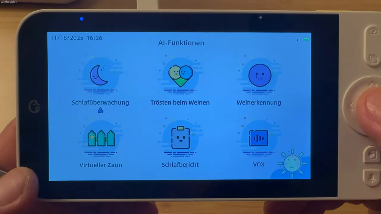 Ellie Monitor Bildschirm mit Übersicht der AI‑Funktionen: Schlafüberwachung, Trösten beim Weinen, Weinerkennung, Virtueller Zaun, Schlafbericht, VOX