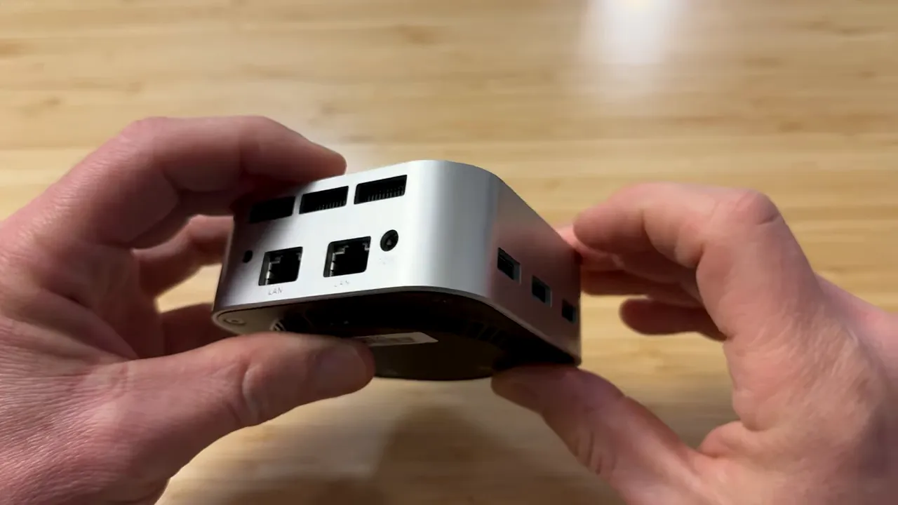 Rückseite mit Anschlüssen: HDMI, DisplayPort, LAN