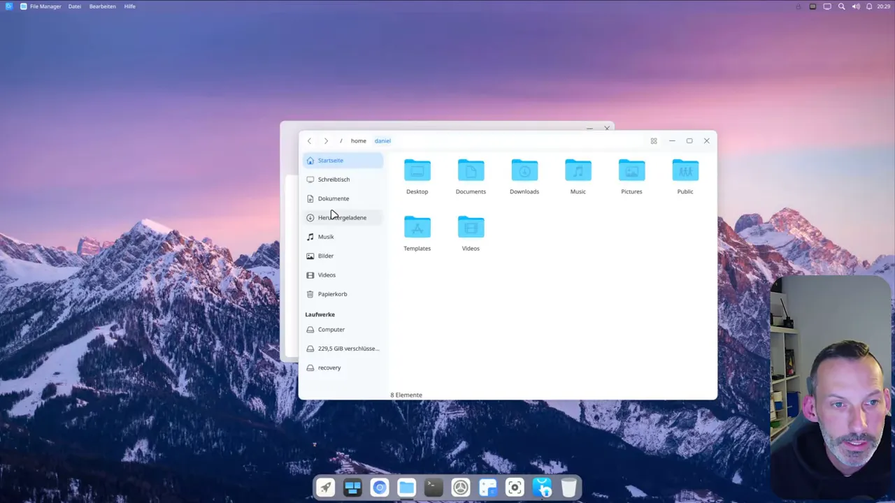Desktop mit vorinstallierten Programmen wie Dateimanager und Taschenrechner