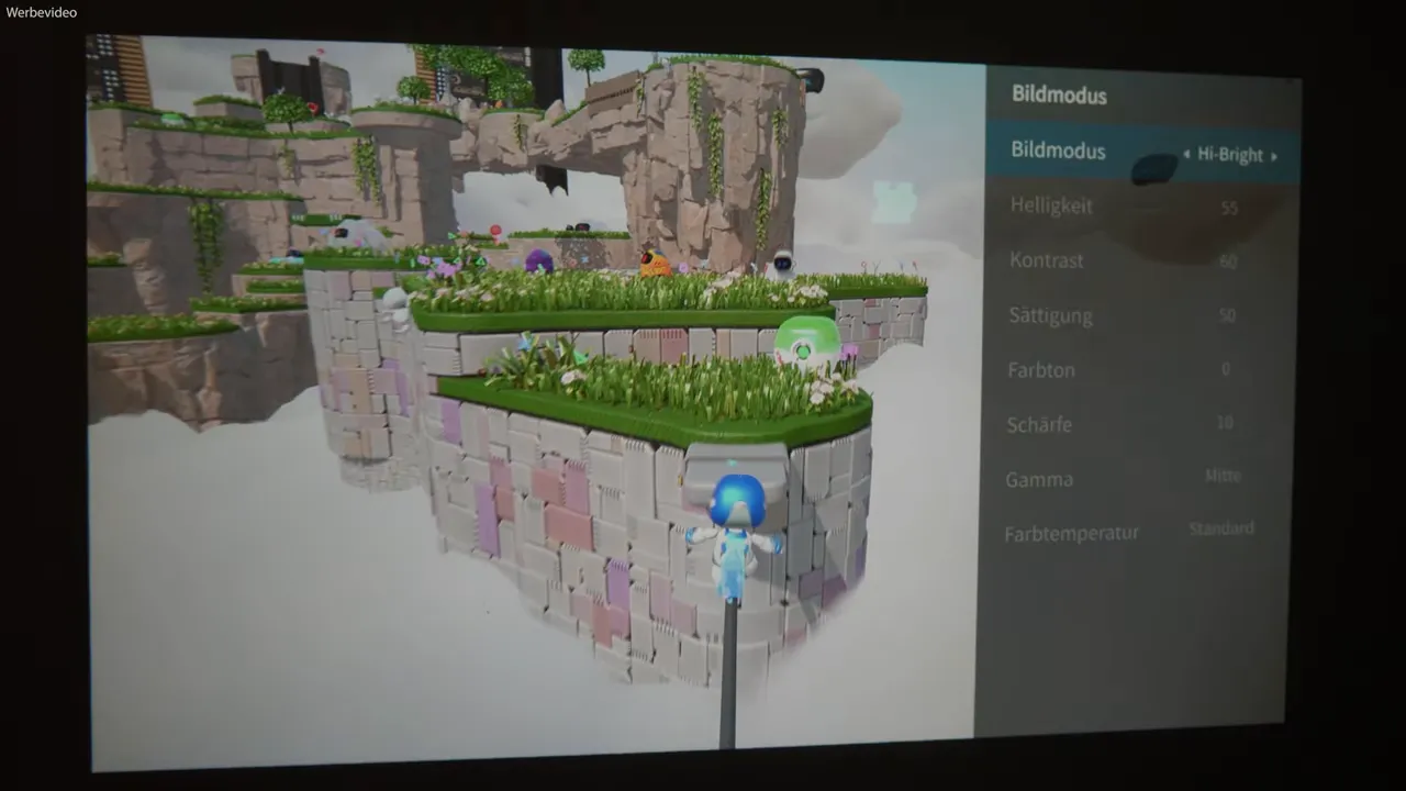 Projiziertes PS5-Spiel auf Leinwand mit geöffnetem Einstellungsmenü 'Bildmodus' (Hi-Bright) rechts, scharf