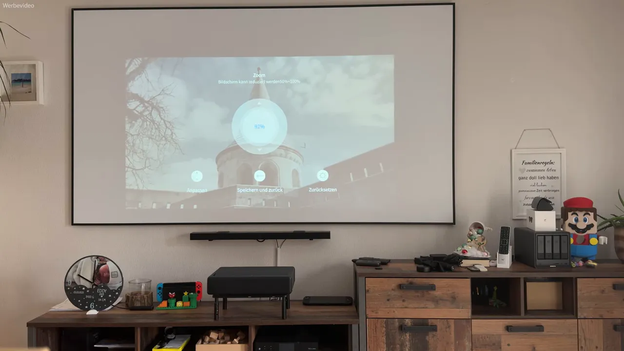 iWIMIUS P65 Projektion in einem hellen Wohnzimmer, das Bild wirkt leicht ausgewaschen