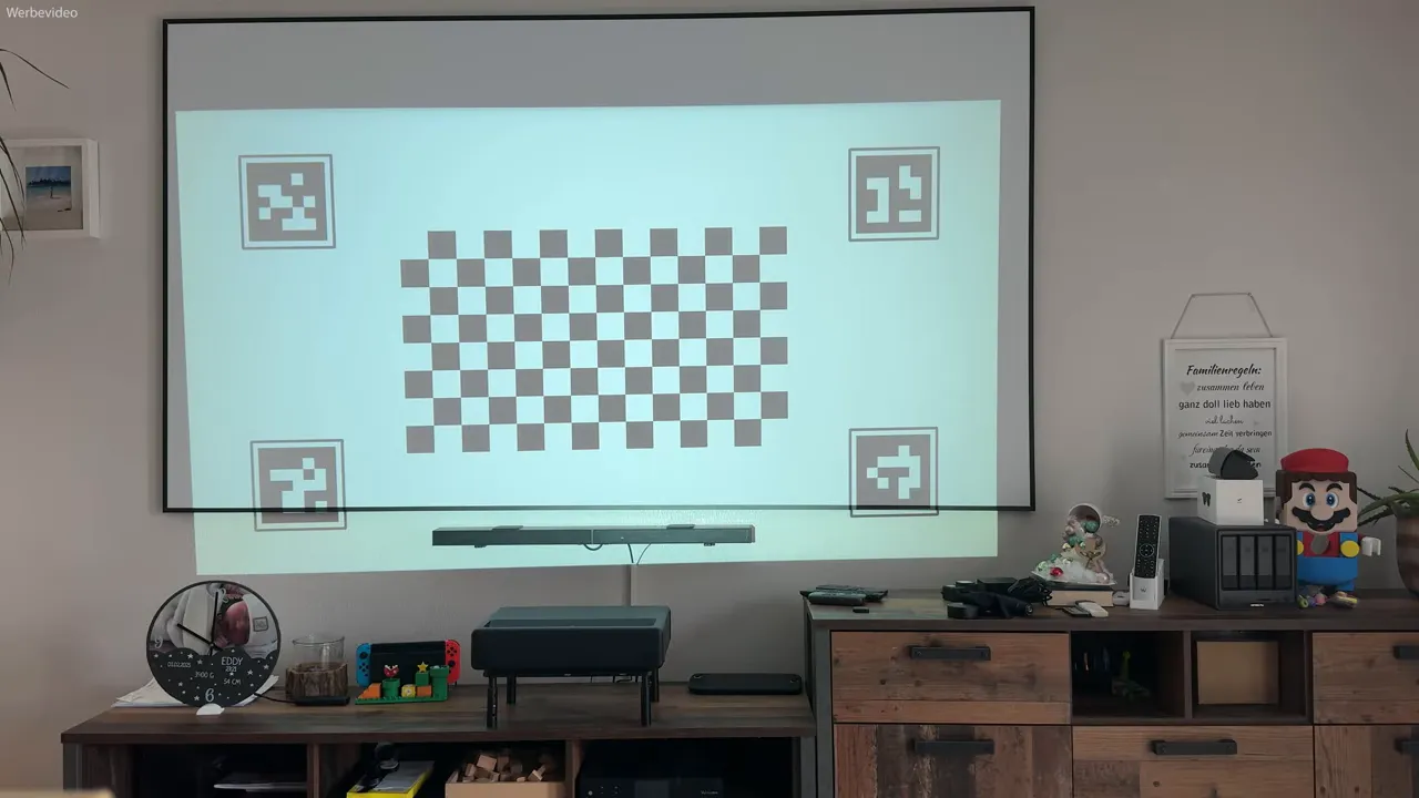 Schachbrett-Kalibrierungsmuster mit Markern auf Leinwand fĂĽr Autofokus und Keystone