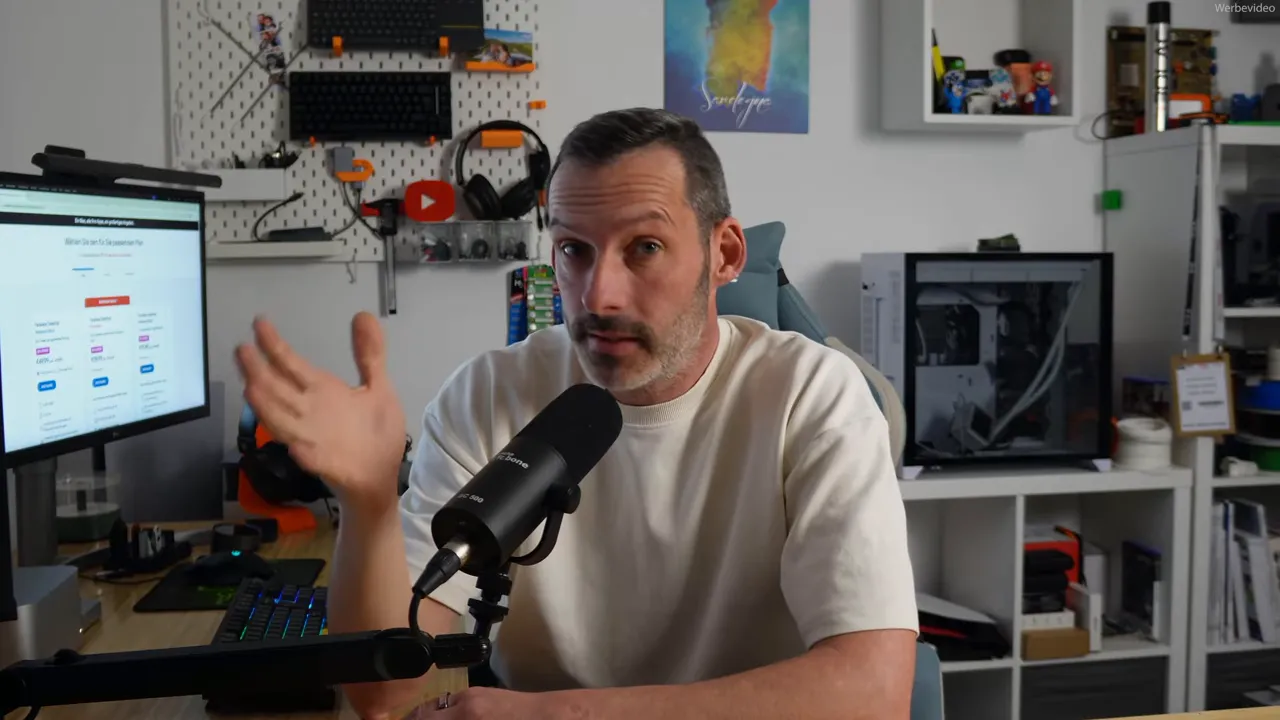 Moderierende Person vor Schreibtisch, Monitor zeigt Parallels Preisübersicht