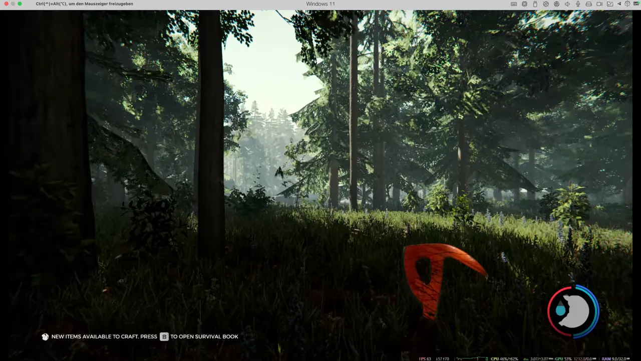 Waldszene aus Survival‑Spiel in Parallels Windows 11 VM mit Sicht auf Axt‑HUD