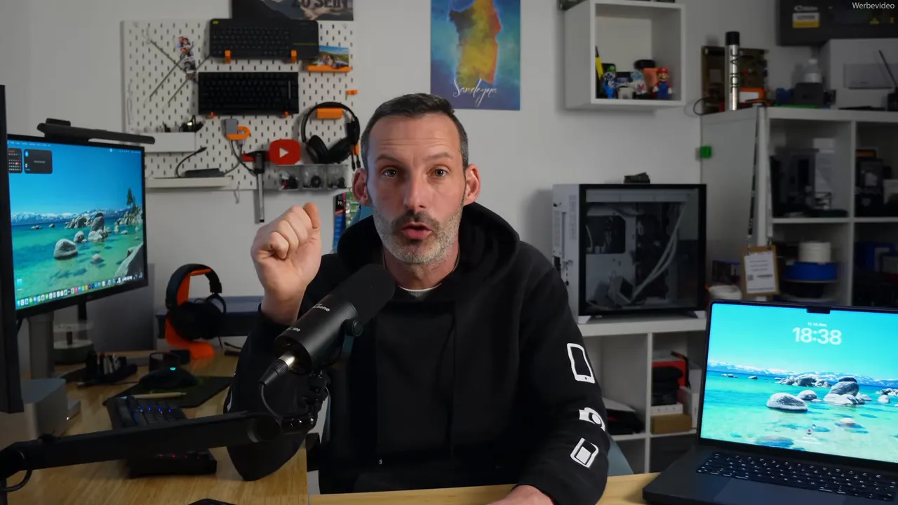 Moderator mit offenem Laptop auf dem Schreibtisch – Beispielgerät für Parallels Kompatibilität