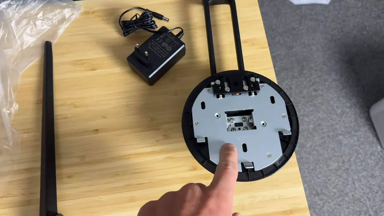 Metallischer Standfuß beim Auspacken