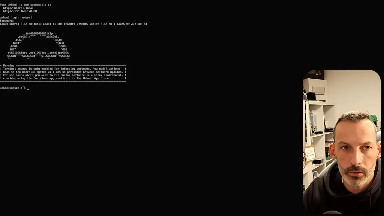 Bildschirmkonsole mit Hinweise 'Your Umbrel is now accessible' und IP-Adresse, klar sichtbares Facecam‑Fenster rechts