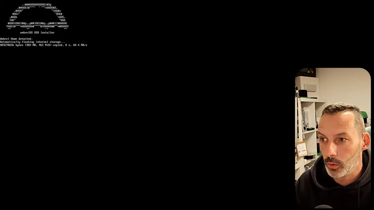 Console-Ausgabe des umbrelOS USB Installers mit Fortschrittsanzeige und ASCII-Logo, kleines Facecam-Fenster rechts