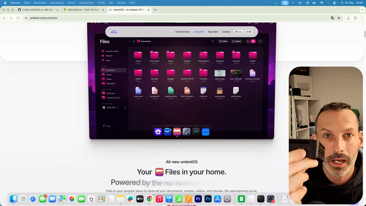 Umbrel Home Mini‑PC in der Hand neben der Umbrel Webseite