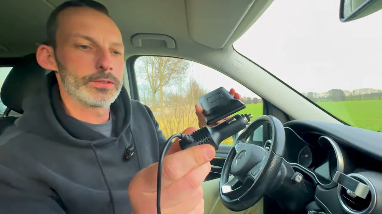 Nahaufnahme des Zigarettenanzünder‑Adapters und Anschlusskabels für das Display