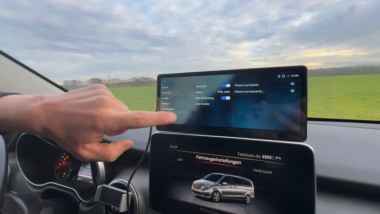 Nahaufnahme des Zusatzdisplays mit Bluetooth-Einstellungen, iPhone-Verbindung und Finger, der auf die Einstellung zeigt