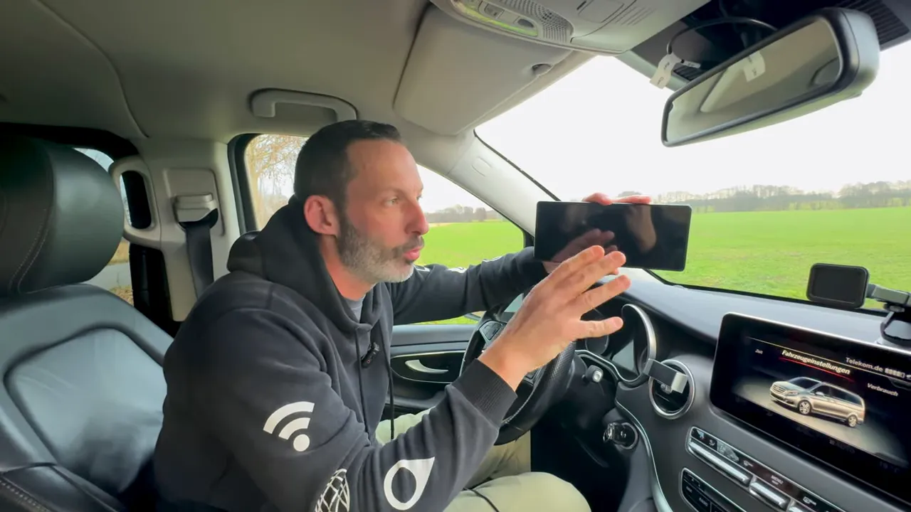 8,9 zoll CarPod Go T3 Pro Display wird am Armaturenbrett im Auto gehalten