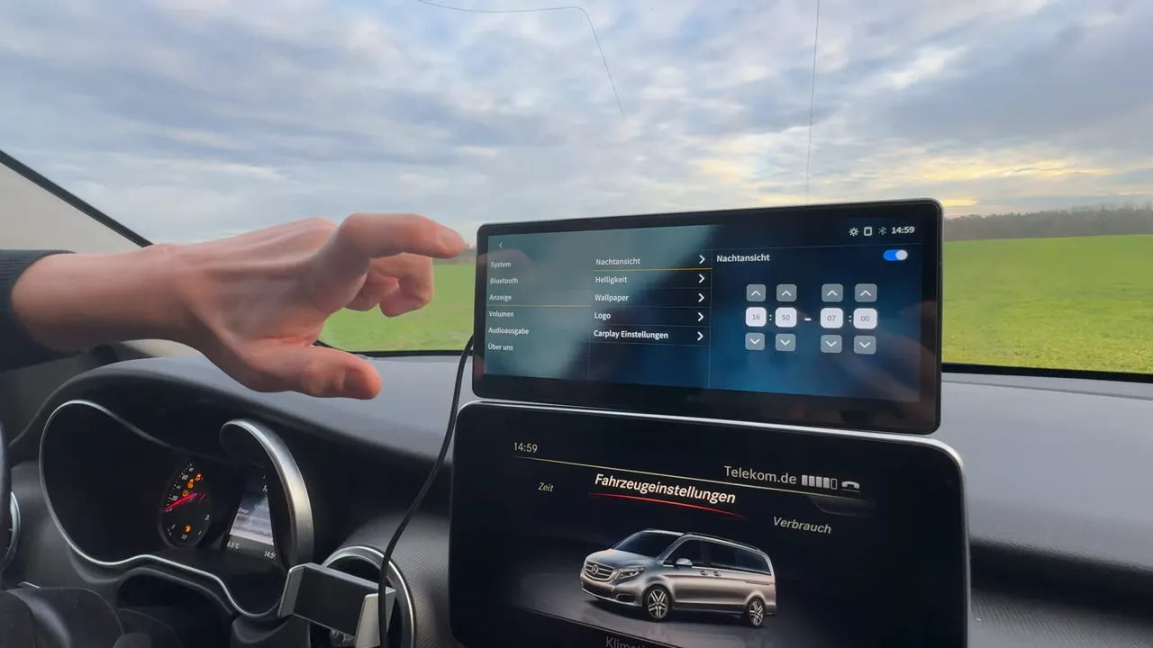 CarPod T3 Pro Einstellungen-Bildschirm zeigt 'Nachtansicht', 'Helligkeit', 'Wallpaper' und 'Logo' Optionen